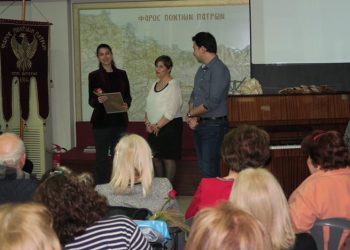 Η γυναίκα σε πρώτο πλάνο στο Φάρο Ποντίων Πατρών
