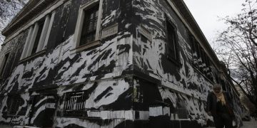 Παρέμβαση εισαγγελέα για το γκράφιτι στο Πολυτεχνείο (φωτο)