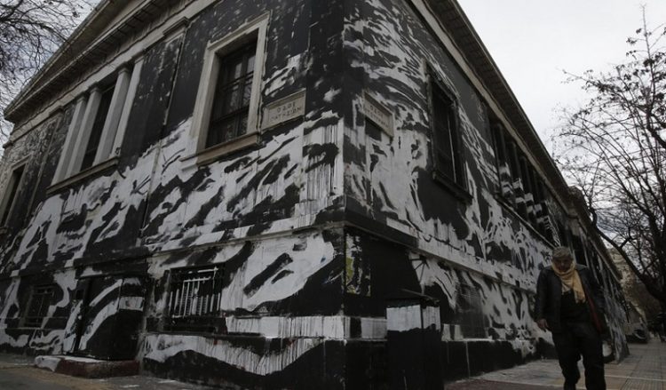 Παρέμβαση εισαγγελέα για το γκράφιτι στο Πολυτεχνείο (φωτο)