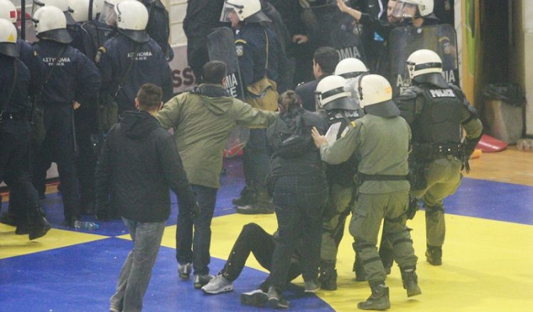 Ο χουλιγκανισμός καλά κρατεί! Διακόπηκε ο αγώνας χάντμπολ ΠΑΟΚ-ΑΕΚ