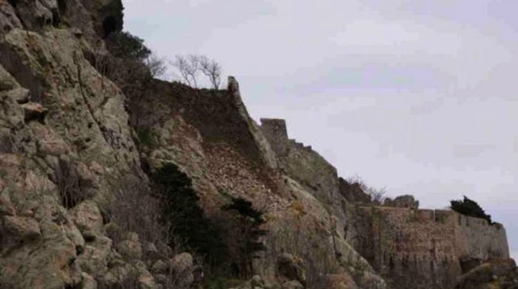 Κατέρρευσε μεγάλο τμήμα του Κάστρου της Μύρινας στη Λήμνο