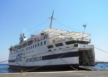 Στο λιμάνι της Κάσου προσάραξε το «Βιτσέντζος Κορνάρος» (βίντεο)