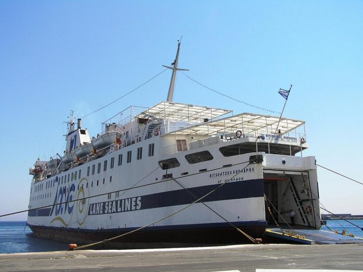Στο λιμάνι της Κάσου προσάραξε το «Βιτσέντζος Κορνάρος» (βίντεο)