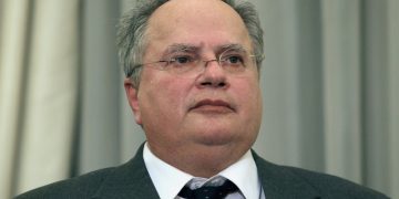 Ο Νίκος Κοτζιάς καταγγέλλει πολιτικές διώξεις στο ΥΠΕΞ