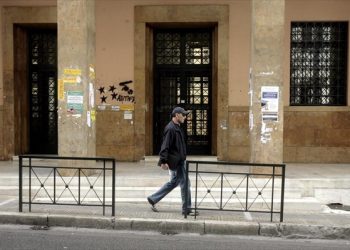 ΕΚΤΑΚΤΟ: Κουκουλοφόροι εισέβαλαν στη Νομική