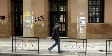ΕΚΤΑΚΤΟ: Κουκουλοφόροι εισέβαλαν στη Νομική