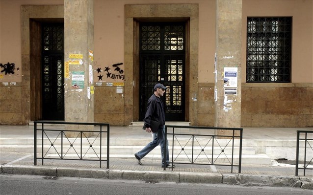 ΕΚΤΑΚΤΟ: Κουκουλοφόροι εισέβαλαν στη Νομική