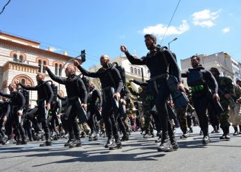 Ενοχλήθηκαν από τα συνθήματα των ΟΥΚ ΠΑΣΟΚ-ΣΥΡΙΖΑ