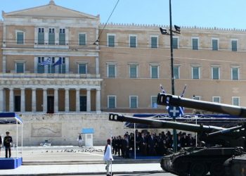 Νταούλια και χοροί στο Σύνταγμα μετά την παρέλαση!