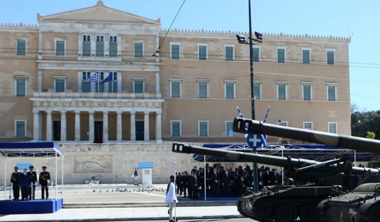 Νταούλια και χοροί στο Σύνταγμα μετά την παρέλαση!