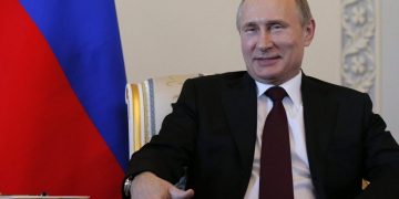 Песков рассказал об отношении Путина к идее возродить монархию
