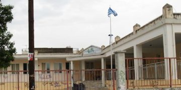 Κατέβασαν και έσκισαν ελληνική σημαία σε σχολείο
