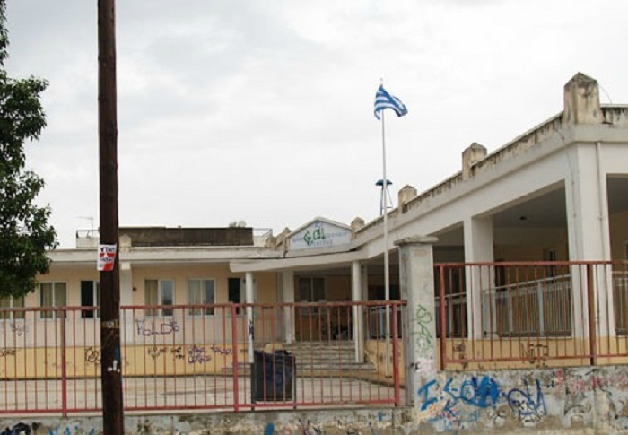 Κατέβασαν και έσκισαν ελληνική σημαία σε σχολείο