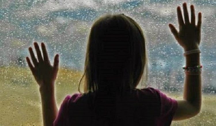 Επ' αυτοφώρω συνελήφθη 75χρονος να ασελγεί σε ανήλικη Ρουμάνα