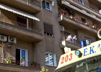 Ανείπωτη τραγωδία στον Βύρωνα: Πέταξε το ανιψάκι του στο κενό και έπεσε κι ο ίδιος!