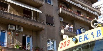 Ανείπωτη τραγωδία στον Βύρωνα: Πέταξε το ανιψάκι του στο κενό και έπεσε κι ο ίδιος!