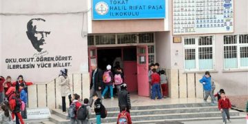 Τρομερή ατάκα από δασκάλα στην Τοκάτη: «Δεν φοράς μαντίλα – Καλά κάνουν και σε βιάζουν!»