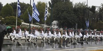 Μεγαλειώδης στρατιωτική παρέλαση στην Αθήνα παρά την βροχή (Φωτό-Βίντεο)