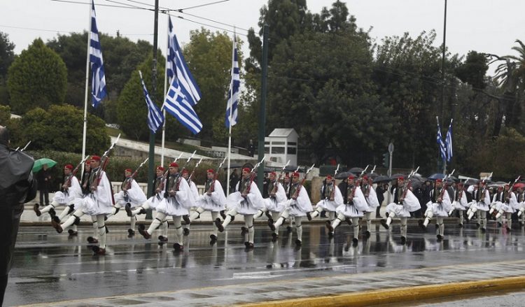 Μεγαλειώδης στρατιωτική παρέλαση στην Αθήνα παρά την βροχή (Φωτό-Βίντεο)
