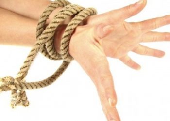 Δράμα: Πατέρας και αδερφός έδεσαν 18χρονη στα κάγκελα της αυλόπορτας
