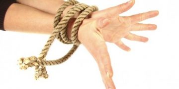 Δράμα: Πατέρας και αδερφός έδεσαν 18χρονη στα κάγκελα της αυλόπορτας