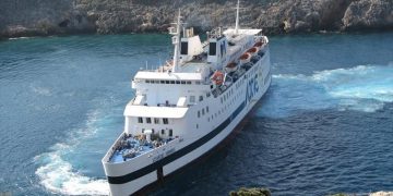Προσάραξε οχηματαγωγό με 227 επιβάτες στην Κάσο