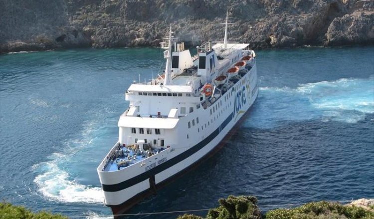 Προσάραξε οχηματαγωγό με 227 επιβάτες στην Κάσο