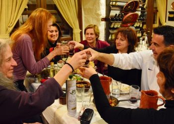 Κρασί και μεζέδες στο Ναύπλιο για το ζευγάρι των Γερμανών (βίντεο)