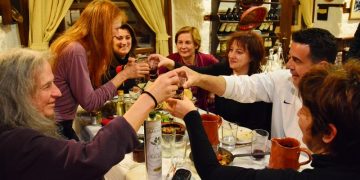 Κρασί και μεζέδες στο Ναύπλιο για το ζευγάρι των Γερμανών (βίντεο)
