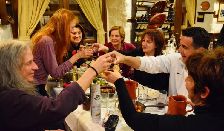 Κρασί και μεζέδες στο Ναύπλιο για το ζευγάρι των Γερμανών (βίντεο)