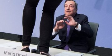 Ακτιβίστρια «επιτέθηκε» στον Μάριο Ντράγκι (φωτο-βίντεο)