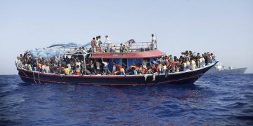 Σήμα κινδύνου από πλοίο με 300 μετανάστες στη Μεσόγειο