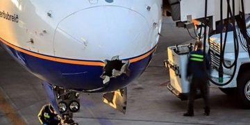 Κεραυνός άνοιξε τρύπα στη μύτη Boeing εν πτήσει! (φωτο)