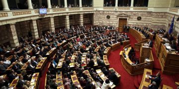 Στη Βουλή οι πολιτικοί αρχηγοί, για την πρόταση μομφής κατά του Σταϊκούρα