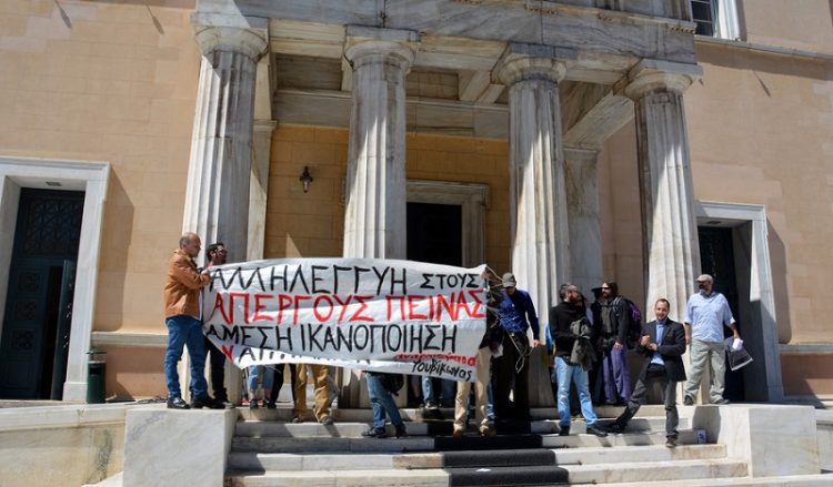 Προσαγωγές στη Βουλή μετά την είσοδο αντιεξουσιαστών (φωτο-βίντεο)