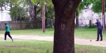 Λευκός αστυνομικός πυροβόλησε πισώπλατα και σκότωσε μαύρο άνδρα (βίντεο)