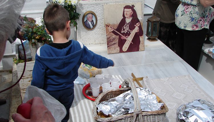 Στα Σούρμενα οι Πόντιοι αναβιώνουν 95 χρόνια τώρα ένα σπουδαίο ταφικό έθιμο