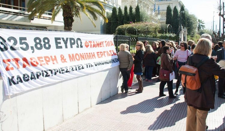 Καθαρίστριες έστησαν αντίσκηνα στην είσοδο του υπουργείου Οικονομικών