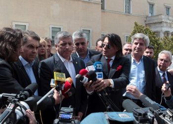 Το Σάββατο ραντεβού Τσίπρα-περιφερειαρχών, ψήφισμα δημάρχων στη Βουλή