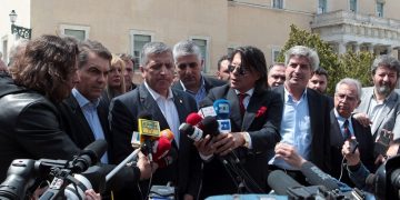 Το Σάββατο ραντεβού Τσίπρα-περιφερειαρχών, ψήφισμα δημάρχων στη Βουλή