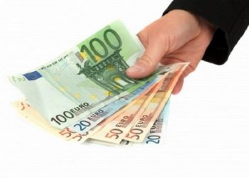 Από αύριο στους εργαζόμενους το επίδομα 800 ευρώ