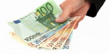 Από αύριο στους εργαζόμενους το επίδομα 800 ευρώ