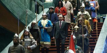 Νέος εθνικός ύμνος στην Τουρκία, για να... χωρέσει τον Ερντογάν (βίντεο)
