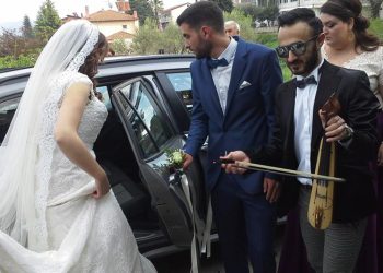 Με λύρες και νταούλια ο «Φάρος» Αγίας Βαρβάρας στο γάμο μέλους του (φωτο)