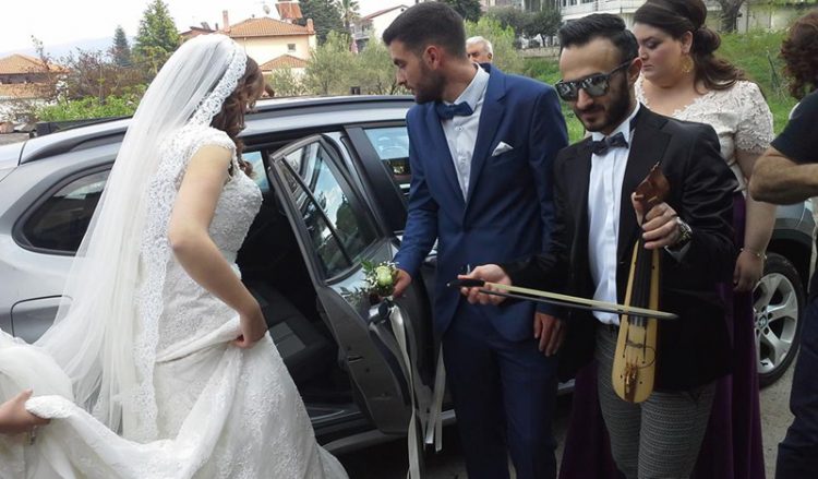 Με λύρες και νταούλια ο «Φάρος» Αγίας Βαρβάρας στο γάμο μέλους του (φωτο)