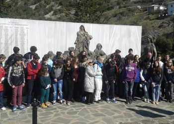 Στεφάνι στη μνήμη θυμάτων του ναζισμού από μαθητές γερμανικού σχολείου