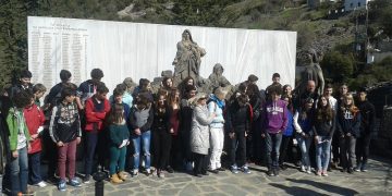 Στεφάνι στη μνήμη θυμάτων του ναζισμού από μαθητές γερμανικού σχολείου