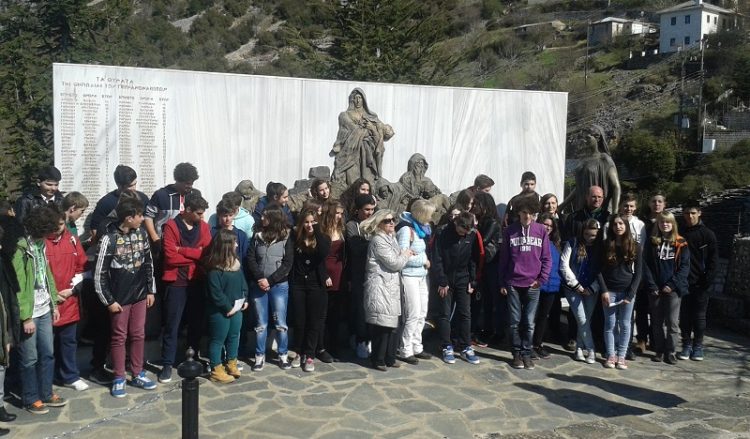 Στεφάνι στη μνήμη θυμάτων του ναζισμού από μαθητές γερμανικού σχολείου