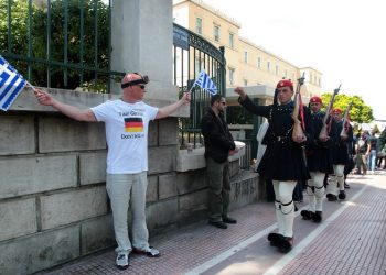 Το μήνυμα του Γερμανού τουρίστα έξω από τη Βουλή (φωτο)