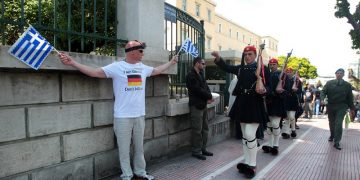 Το μήνυμα του Γερμανού τουρίστα έξω από τη Βουλή (φωτο)
